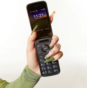 A fiatalok buta flipes mobilokra cserélik okostelefonjaikat 