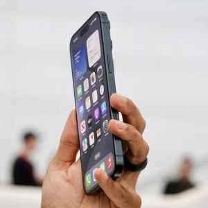 Az Apple megerősítette, az iPhone 15 Pro tok nélküli tartása átmenetileg megváltoztatja a színét