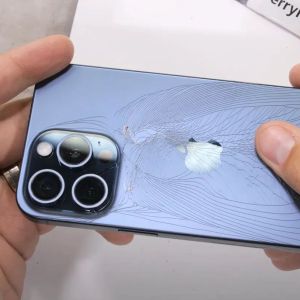 Néhány másodperc alatt eltörik iPhone 15 Pro Max hátlapja (videó)