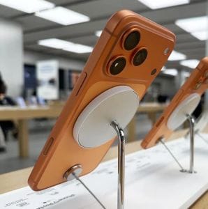 Az Apple szilikon gyűrűvel védi az iPhone 17-et a MagSafe karcoktól az üzletekben