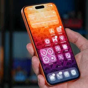 Miért változott meg ennyire az iPhone 17 előlapi kamerája? Az Apple elárulja a titkot