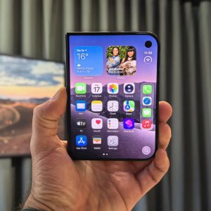 Kipróbálták az iPhone Duót – komoly kihívó a Samsung hajlítható telefonjainak