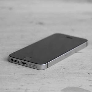 Az iPhone SE 2022-es típus egy modern okostelefon klasszikus kivitelben