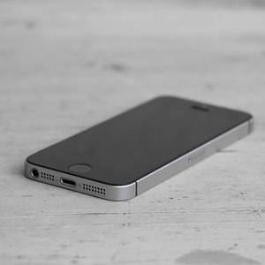 Az iPhone SE 2022-es típus egy modern okostelefon klasszikus kivitelben