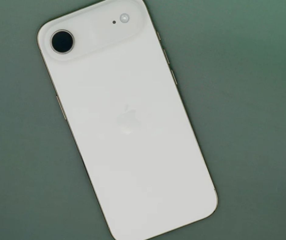 Új kamerát és nagyobb akkumulátort kaphat az iPhone Air 2