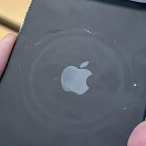 Apple: azok nem karcok, hanem MagSafe nyomok az iPhone 17 Pro bemutató darabjain