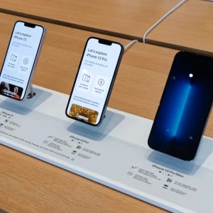 Az Apple új memóriachip-beszállító után néz, Trump engedélyét kéri