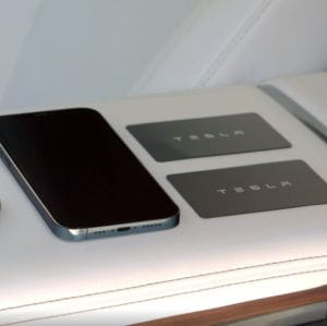 Tesla és az Apple Wallet: érkezhet az iPhone-os autókulcs támogatás?