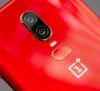 Kézben a dögös piros OnePlus 6