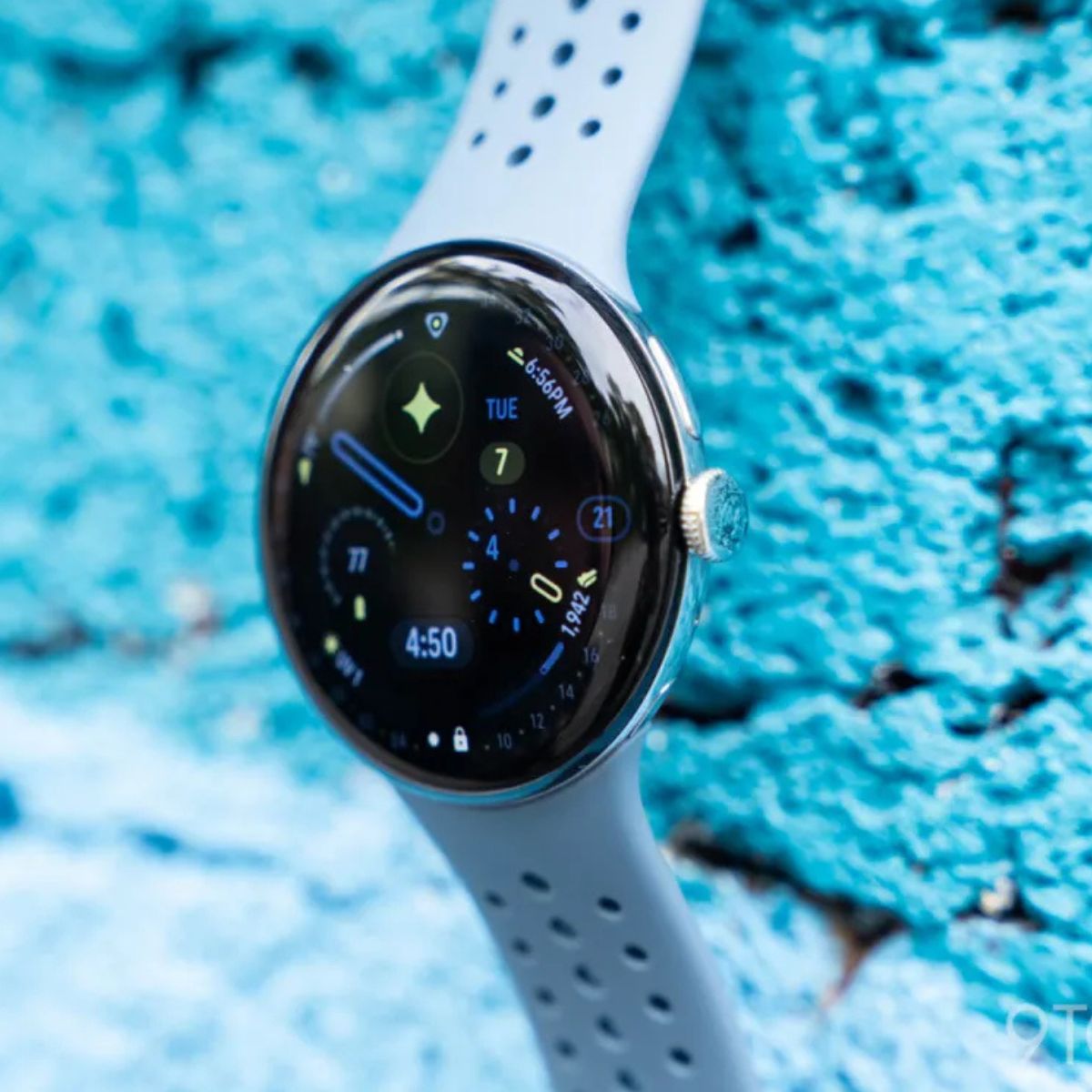 Nagy frissítést kapott a Pixel Watch 4: egykezes gesztusokkal irányítható az óra