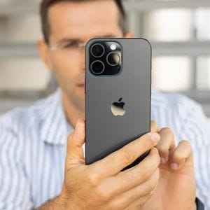 Ritka betekintés a laboratóriumba, ahol az Apple az új iPhone modellek tartósságát teszteli