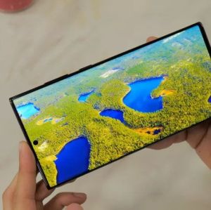 Műholdas kommunikációval és szuperfényes képernyővel jöhet a Galaxy S23 széria