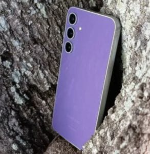 A Samsung a Galaxy S24 FE modellen dolgozik