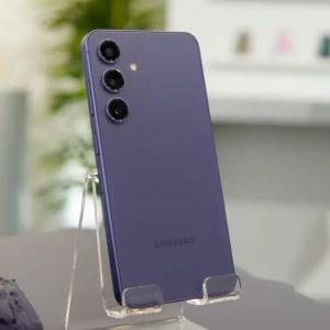 A Samsung Galaxy S25 friss külsővel és nagyobb kijelzővel érkezhet