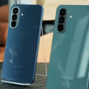 Samsung Galaxy A57: vékonyabb, könnyebb, erősebb – de drágább is lett
