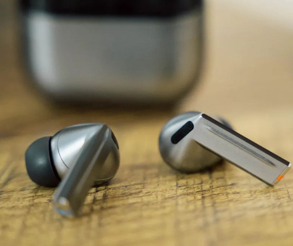 Apple-hatás a Samsungnál? Jön a fejmozdulatos fülhallgató