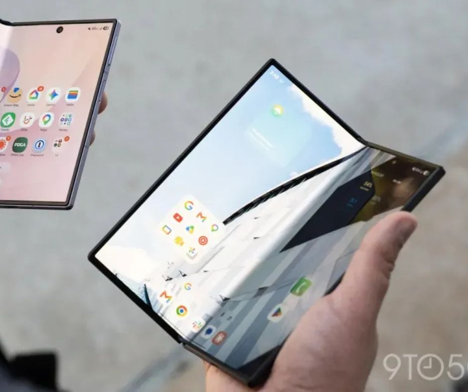 Hat új hajlítható telefonnal támadhat a Samsung, miután az Apple összecsukható iPhone-ja felkavarta a piacot