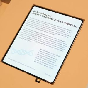 A Samsung eltünteti a hajlítható kijelzők legnagyobb hibáját – a Galaxy Z Fold8 szinte gyűrődésmentes panelt kap