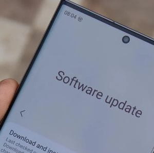 Akadoznak a Google Play rendszerfrissítések a Samsung telefonokon
