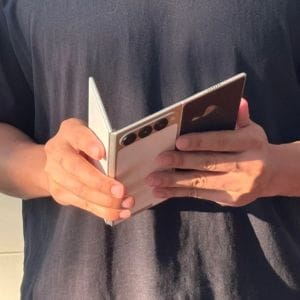 Így fog kinézni a Samsung trifold telefonja (fotókkal)