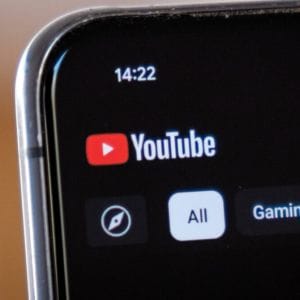 Vége az ingyenmozizásnak? A YouTube blokkolja a háttérben lejátszást a külsős böngészőkben