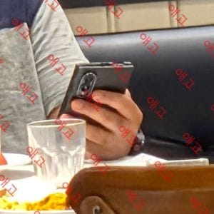 Samsung dolgozó kezében fotózták le a Galaxy Z Fold8-at!
