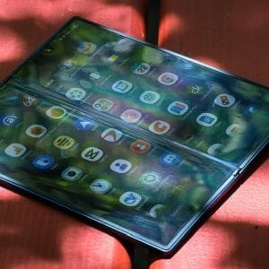 Jön a Samsung tri-fold mobil: 2025 végén debütál a három kijelzős okostelefon