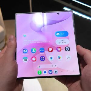 Alig látható a hajtásnyom a Galaxy Z Fold8 kijelzőjén – a Samsung új zsanérja komoly előrelépést hozott