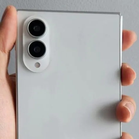 A Samsung a Galaxy Z Fold8-ra teszi a tétet: a szélesebb kialakítás lehet az idei sláger