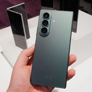 A Samsung az Apple bemutatója előtt trollkodik: „Üdvözlünk az összehajtható telefonok világában”