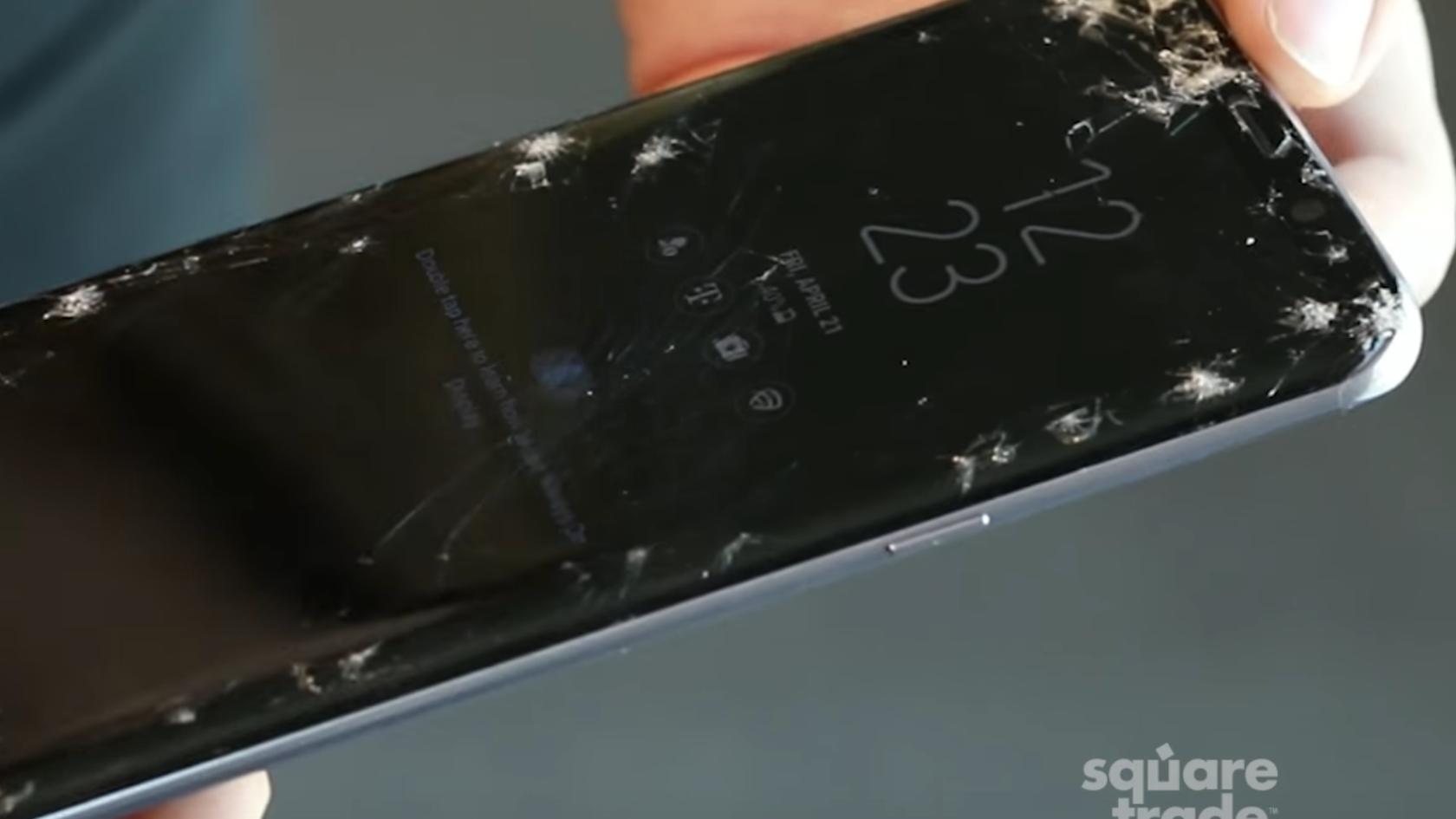 Экран телефона после воды. Samsung s9 разбитый. Самсунг s8 разбитый. Телефон самсунг s8 разбитый. Samsung s8 прострелили.