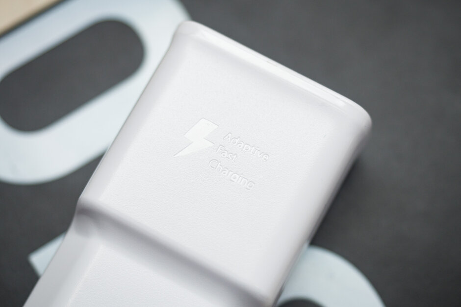 Töltő nélkül jöhet a Galaxy S21 is