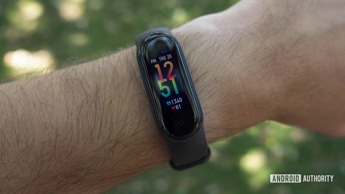 A OnePlus a Xiaomi Mi Band babérjaira tör