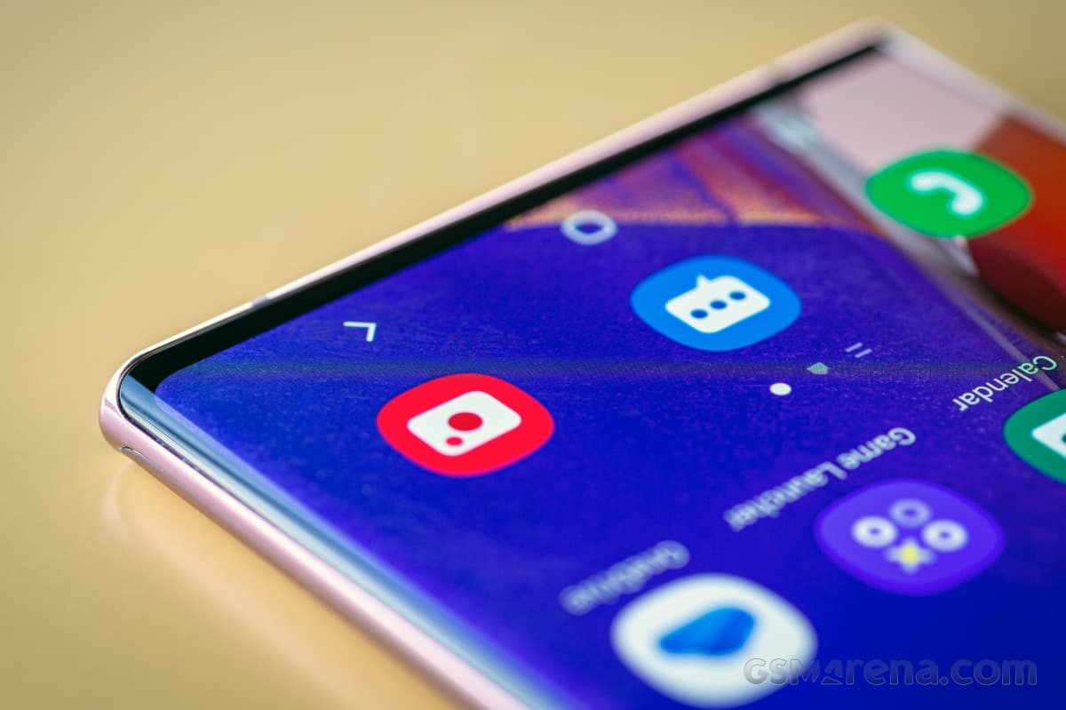 Kevésbé lehajló kijelzővel érkezik a Galaxy S22 Ultra