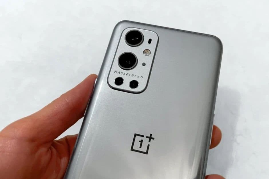 Március közepén jön a OnePlus 9 trió és okosóra