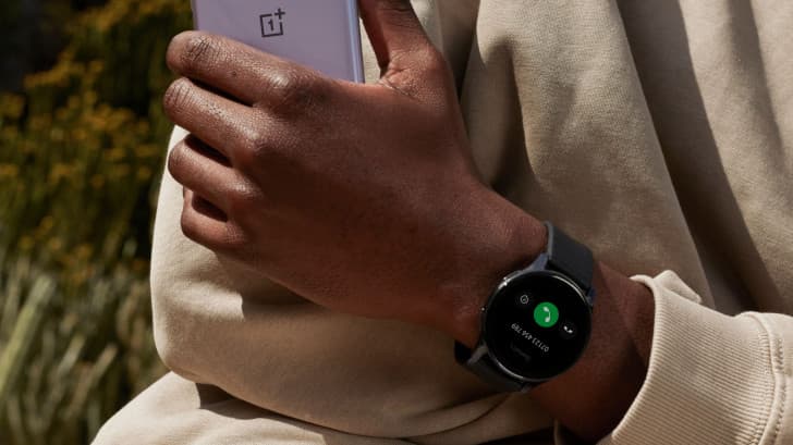 Két hetes üzemidővel érkezett a OnePlus Watch