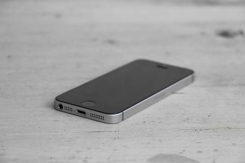 Az iPhone SE 2022-es típus egy modern okostelefon klasszikus kivitelben