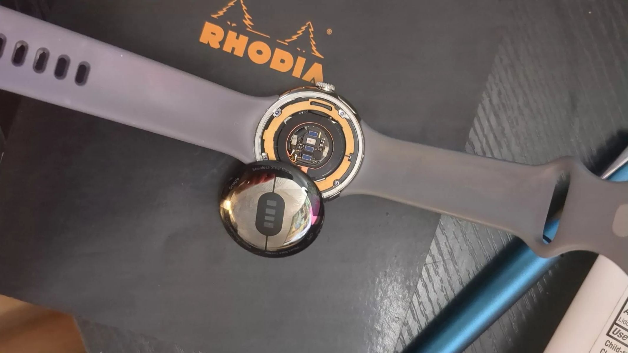 Leesik a Google Pixel Watch hátlapja