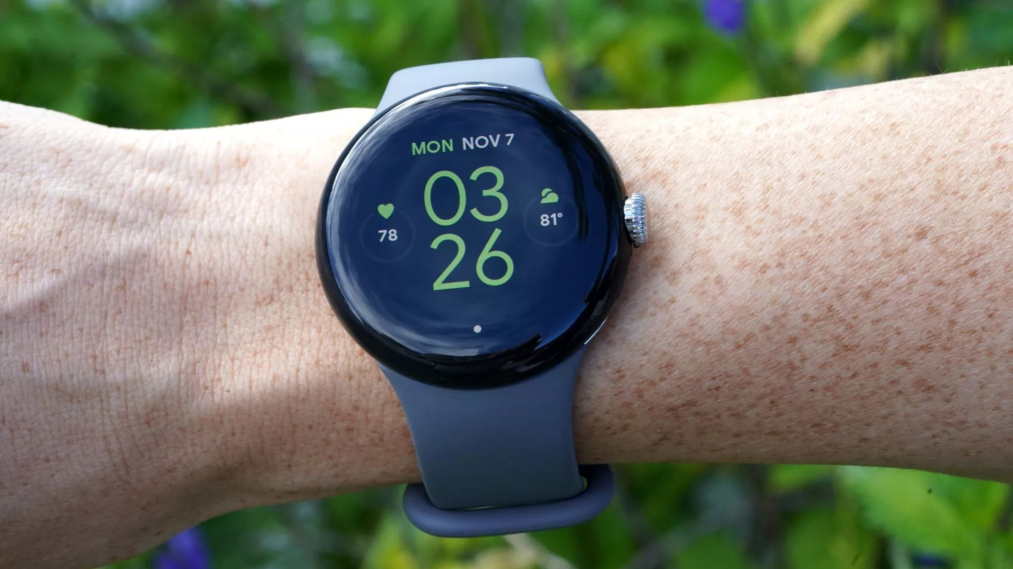 Leesik a Google Pixel Watch hátlapja