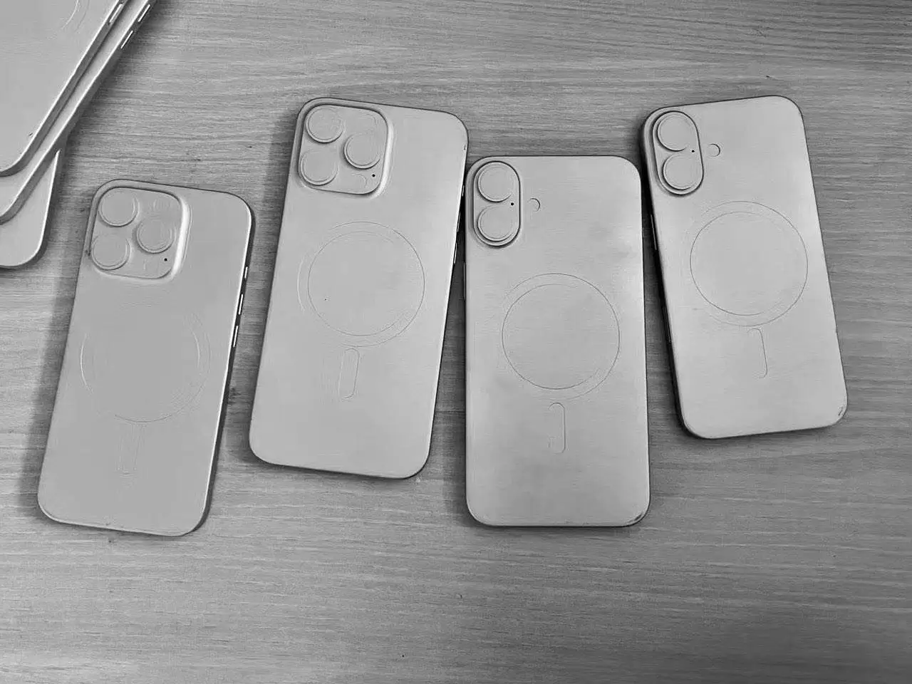 Képen a négy Apple iPhone 16 modell