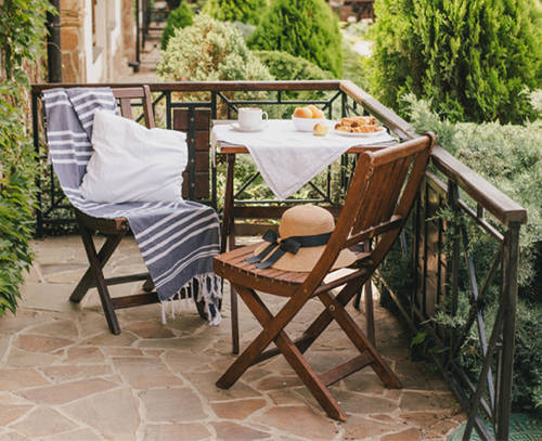 Hogyan érdemes a kültéri fabútorokat karbantartani?