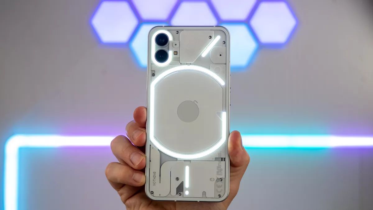 Az új átlátszó telefon az iPhone babérjaira tör