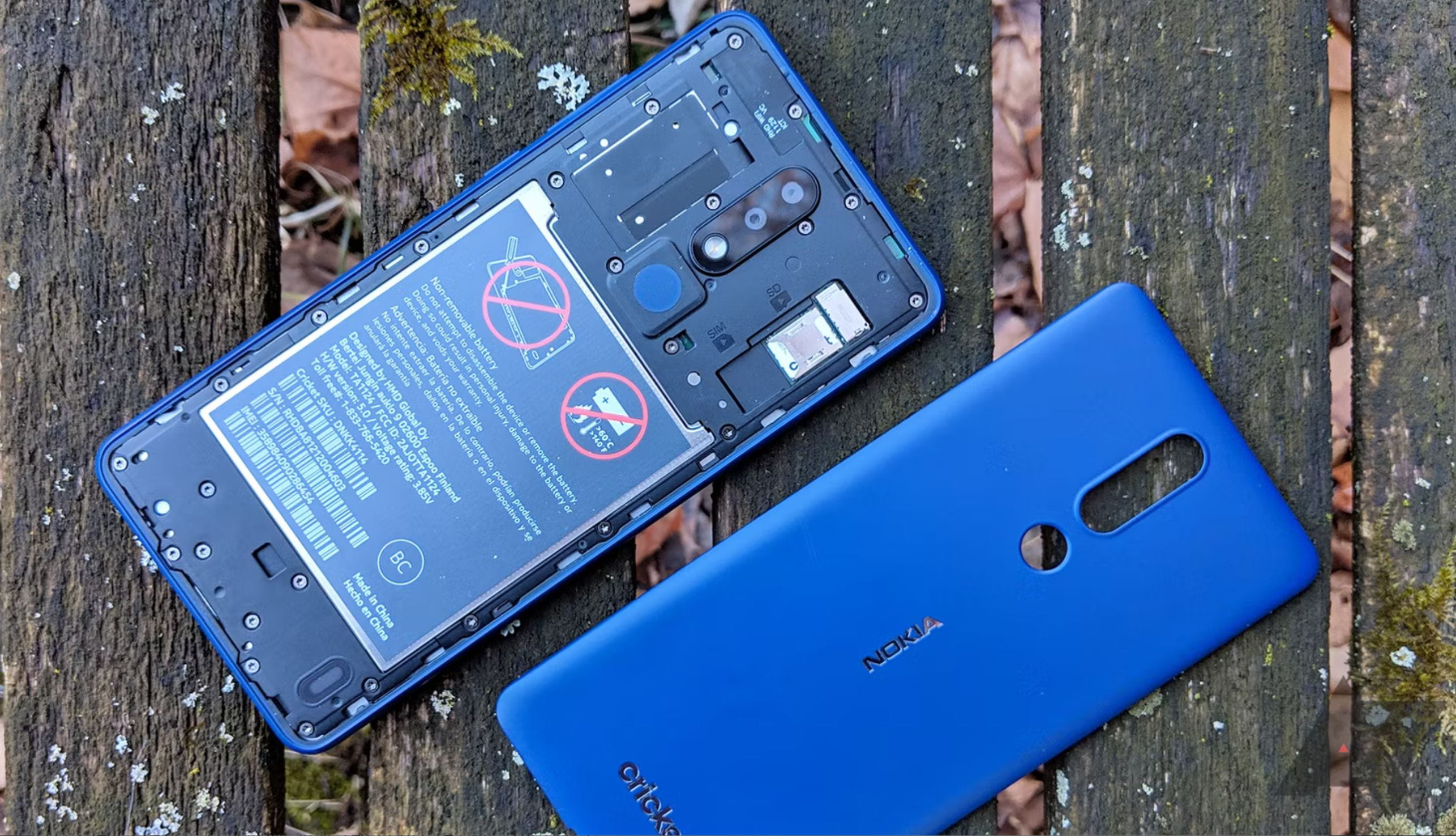 Újra könnyen cserélhetők lesznek a telefonok akkumulátorai