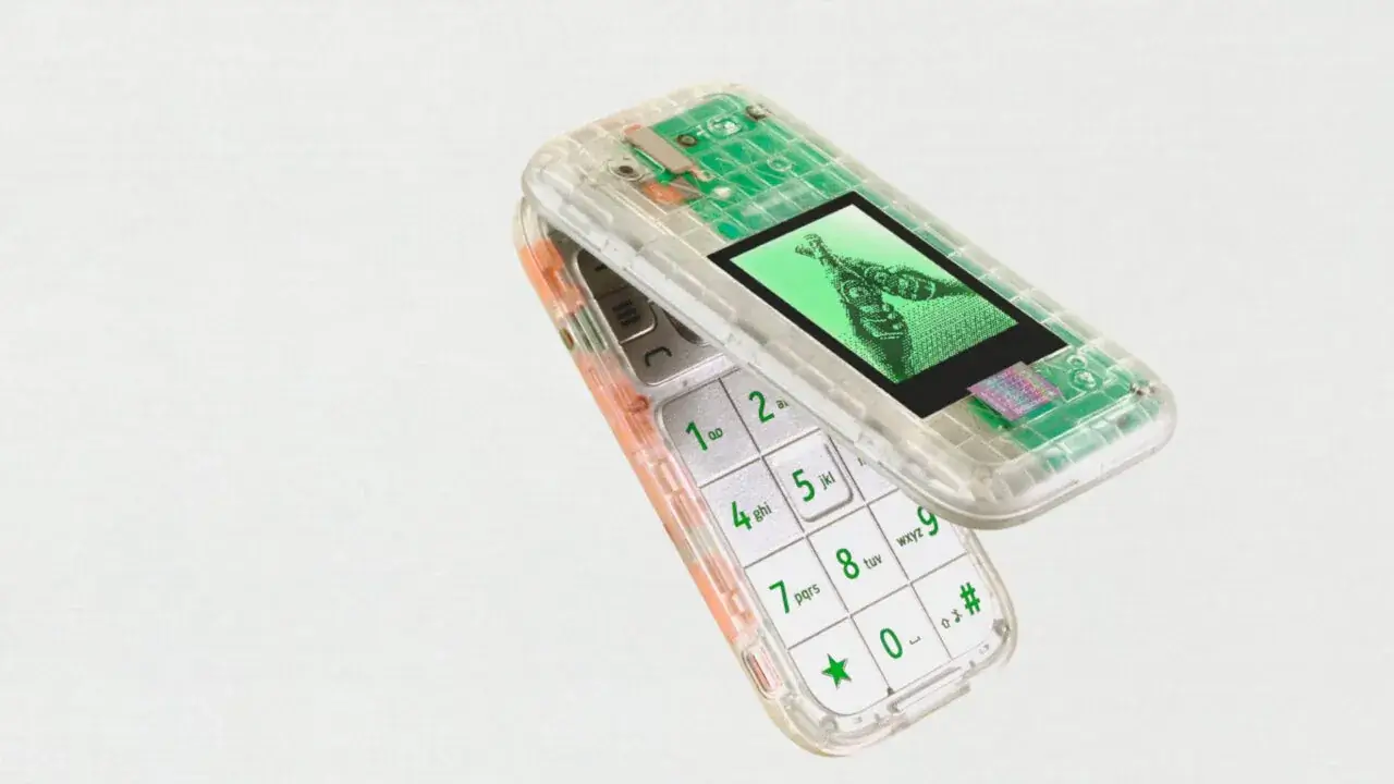 A Boring Phone egy átlátszó flip telefon, ami buta, de imádjuk