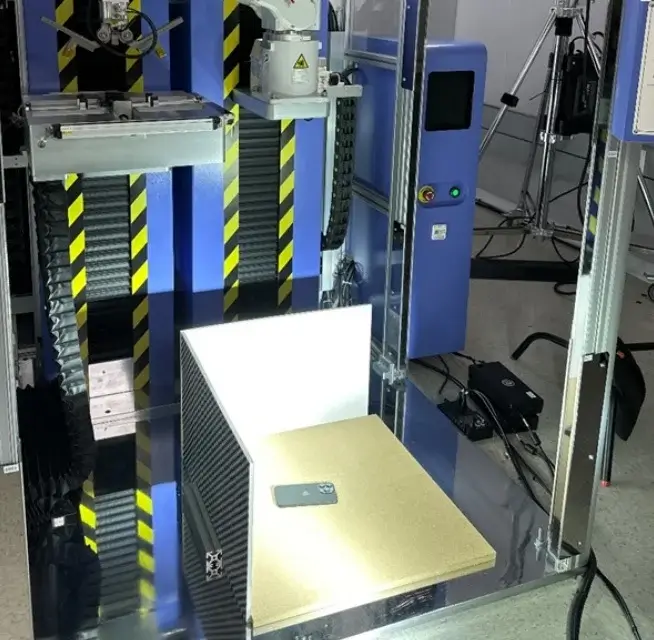Ritka betekintés a laboratóriumba, ahol az Apple az új iPhone modellek tartósságát teszteli