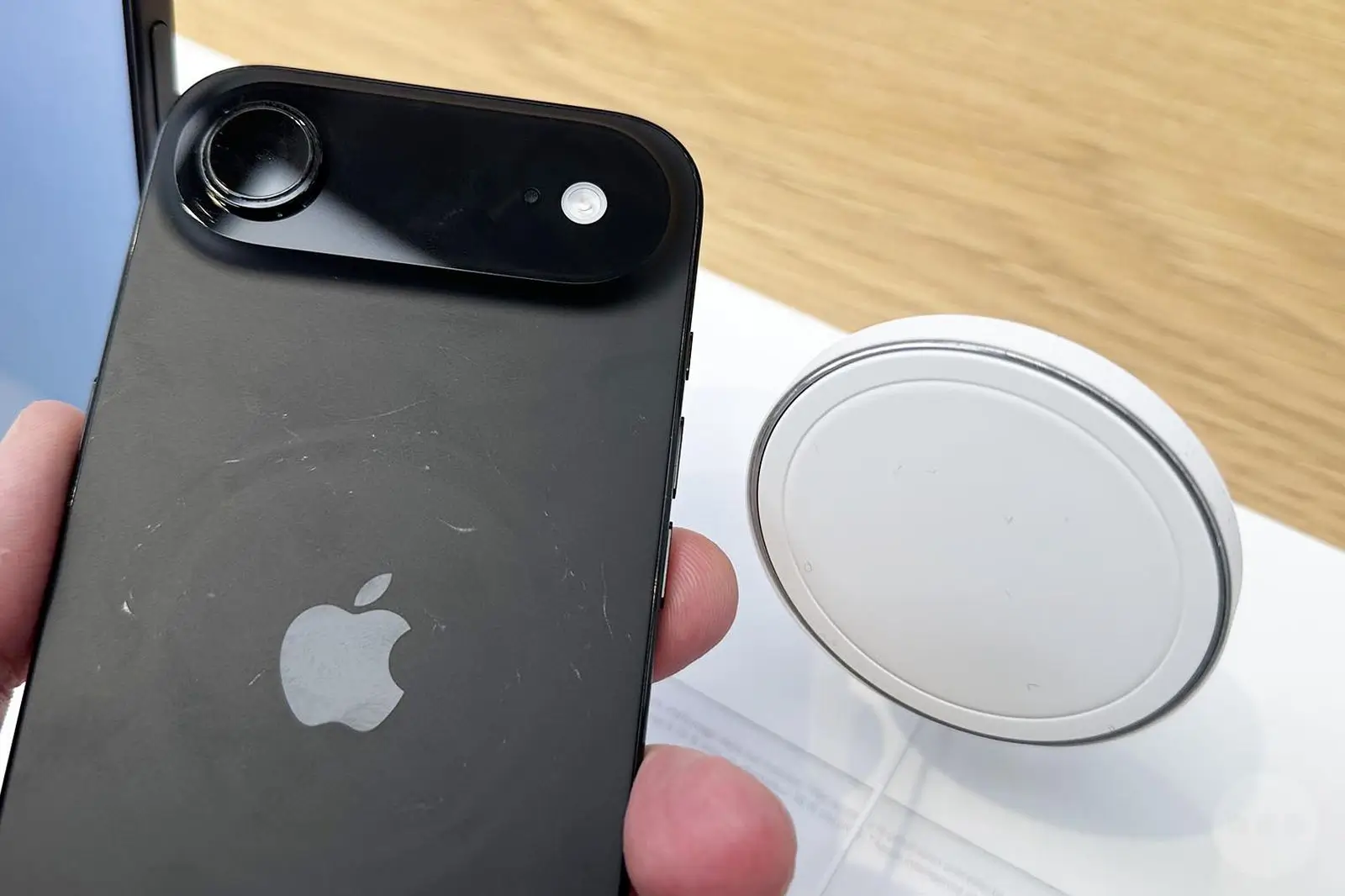 Az Apple szilikon gyűrűvel védi az iPhone 17-et a MagSafe karcoktól az üzletekben