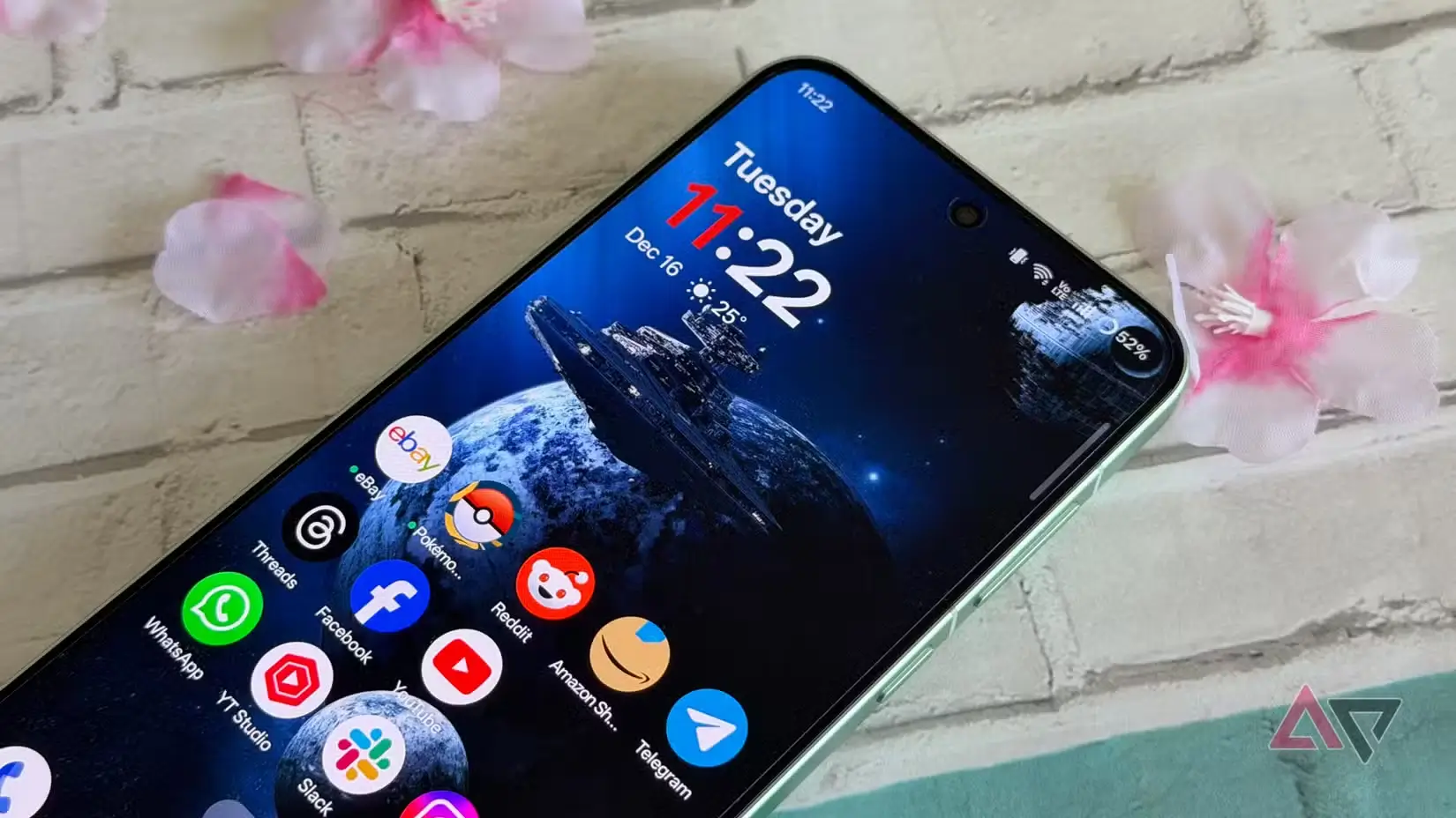 Itt a OnePlus 15R és ez lesz az egyetlen telefon, amit 2026-ban érdemes lesz megvenni