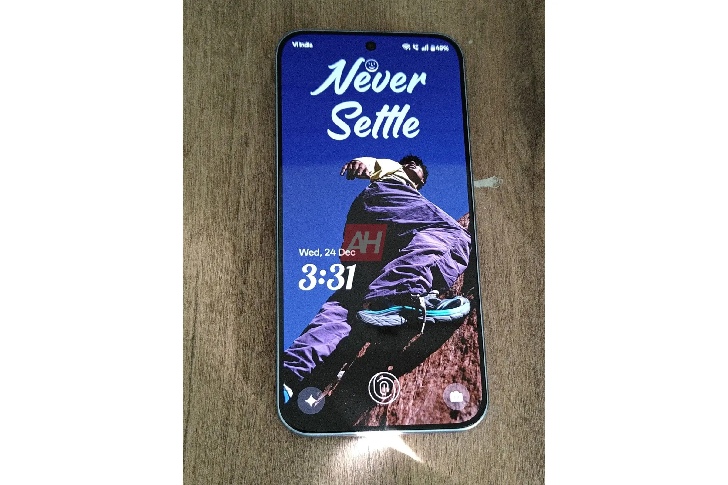 Kiszivárgott fotókon a OnePlus Turbo: ismerős dizájn és brutális akkumulátor