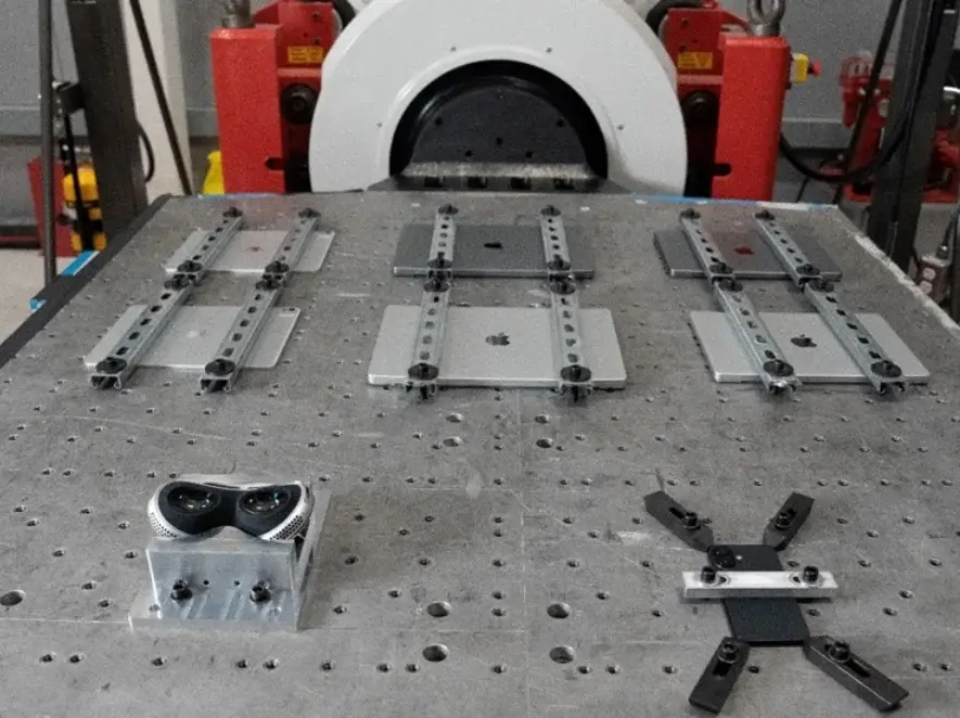 Ritka betekintés a laboratóriumba, ahol az Apple az új iPhone modellek tartósságát teszteli