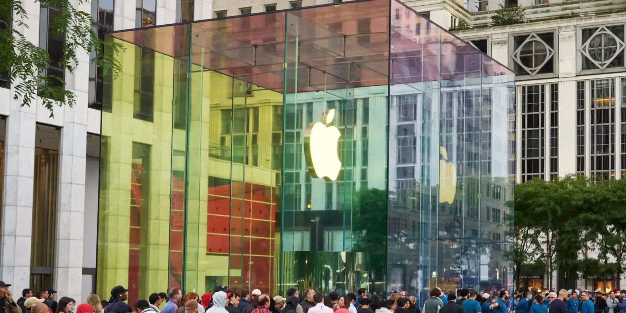 Szeptemberben mutatkozik be az Apple első hajlítható iPhone-ja, de komoly hiány lesz belőle